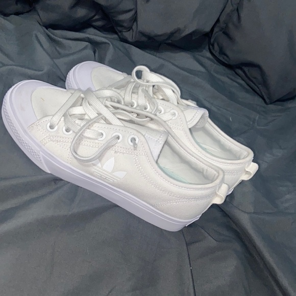 all white adidas sneakers low top - Picture 1 of 2